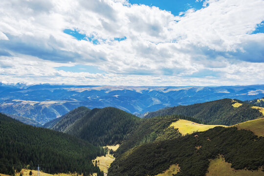 川西山区秋天的山脉森林美景