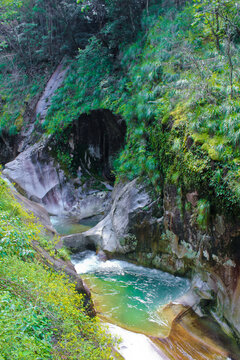 山间溪流