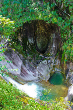 山间溪流