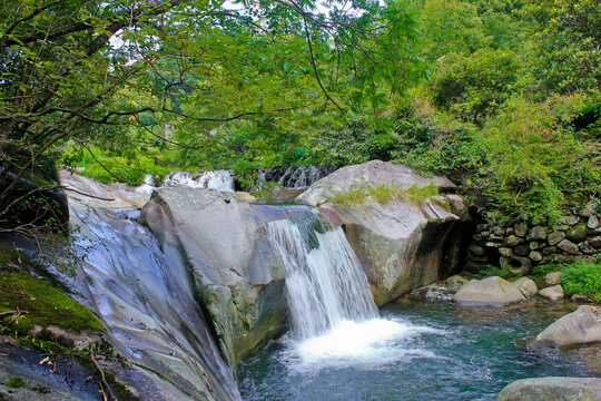 山间溪流