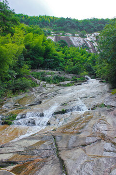 山间溪流