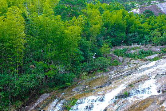 山间溪流