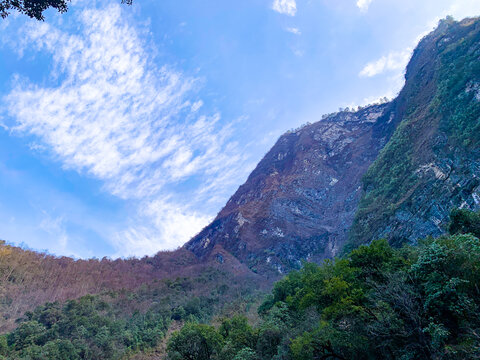 蓝天白云大山