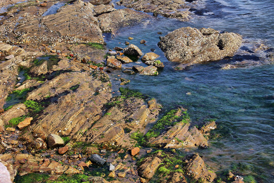 海滩礁石海浪