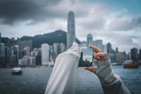 在旅游度假的拍照女性