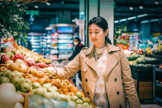 亚洲女性超市自选新鲜蔬菜
