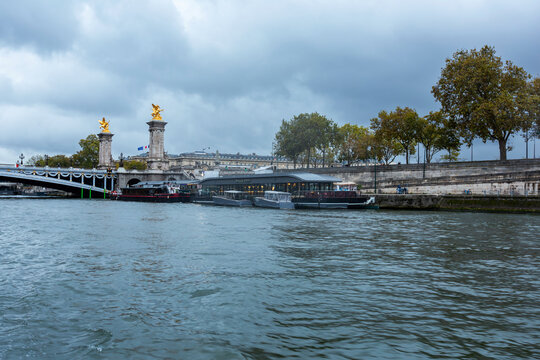 巴黎塞纳河秋天自然风景