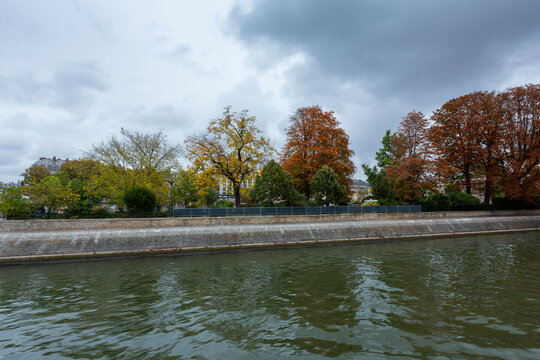 巴黎塞纳河秋天风景