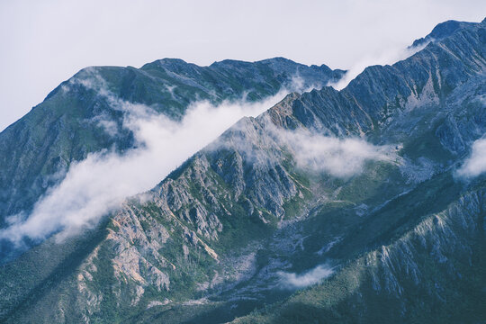 云南德钦县白马雪山的崇山峻岭