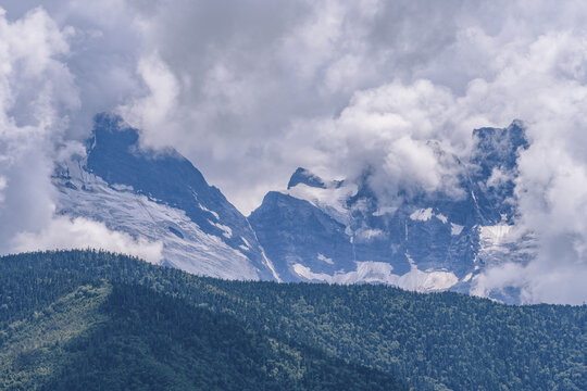 云南梅里雪山云雾中的加瓦仁安峰