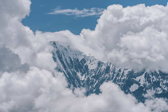 云南梅里雪山白云里的卡瓦格博峰