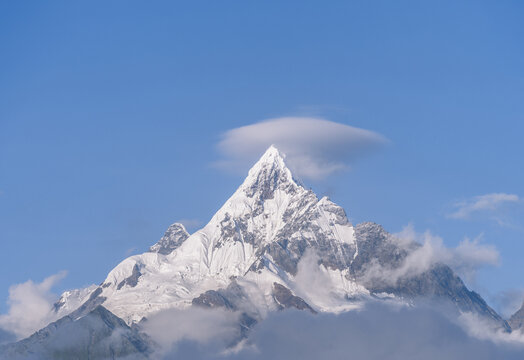 云南梅里雪山神女峰蓝天下的山巅