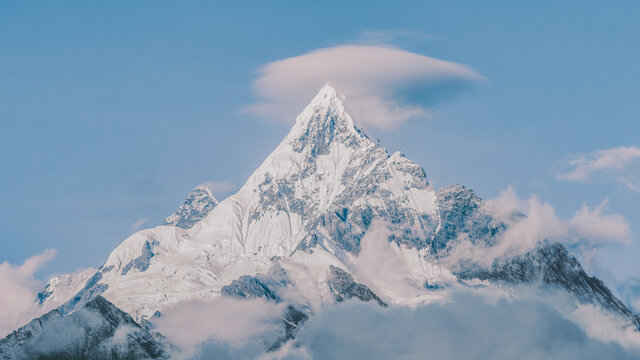 云南梅里雪山缅茨姆峰蓝天白云