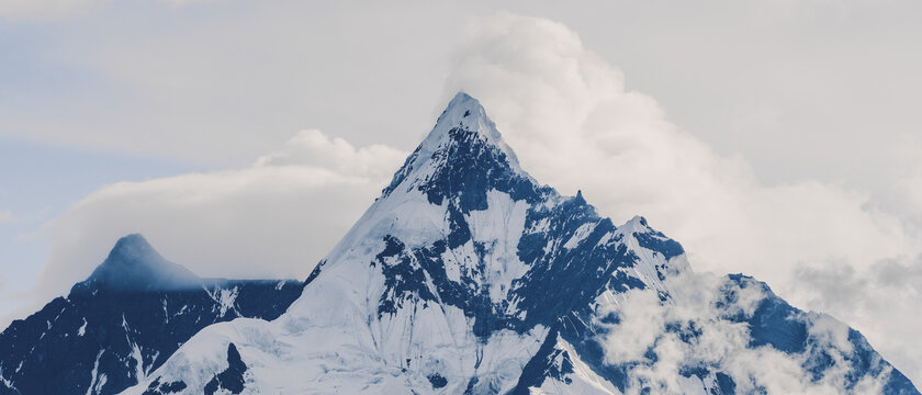 云南迪庆梅里雪山神女峰