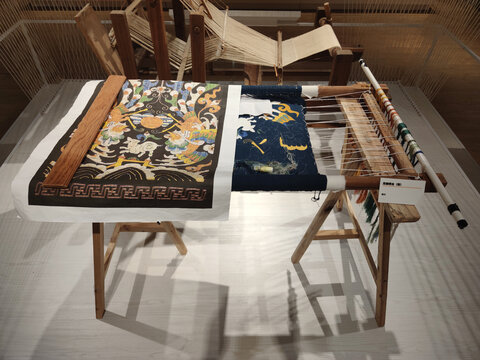 海南黎族刺绣织布机