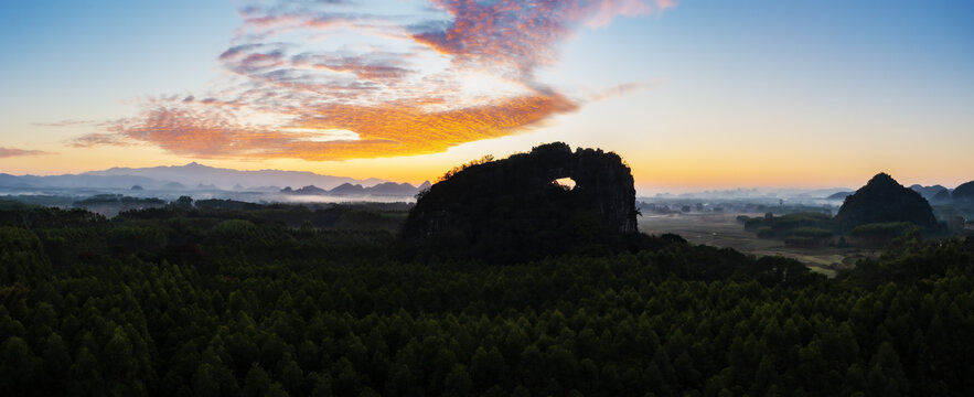 广西钟山灵山寺月亮山日出航拍图