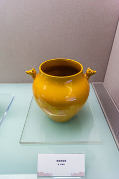 天津博物馆的清乾隆款黄釉牺耳尊
