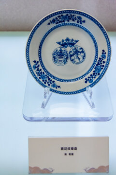 天津博物馆的清乾隆青花纹章盘