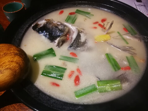 砂锅鱼头奶白色汤