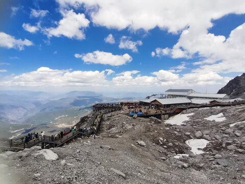 玉龙雪山上眺望索道平台