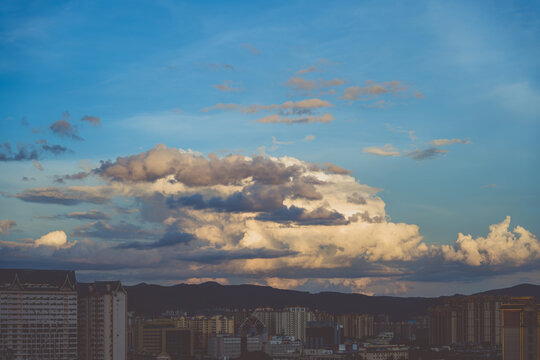 夕阳下的城市轮廓