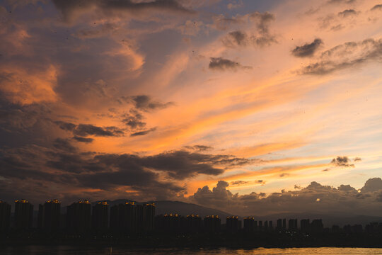 夕阳下的城市轮廓