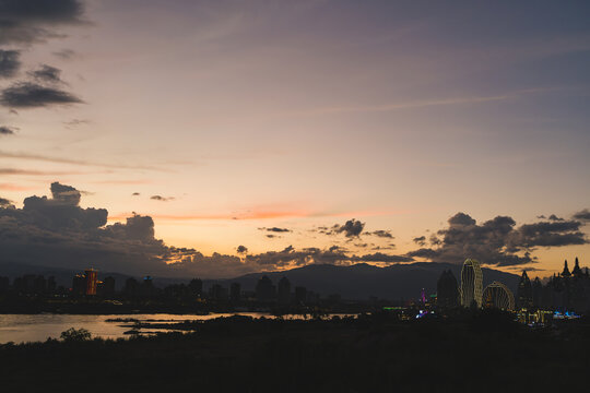 夕阳下的城市轮廓