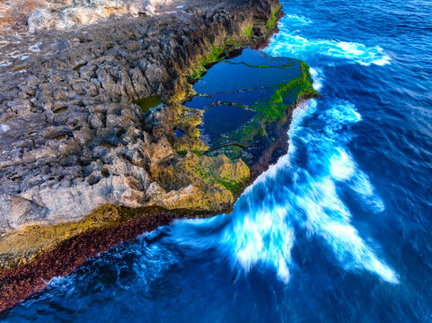 巴厘岛海岛礁石与海浪风光