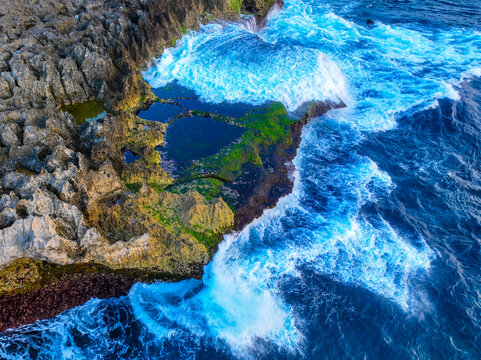 巴厘岛海岛礁石与海浪风光