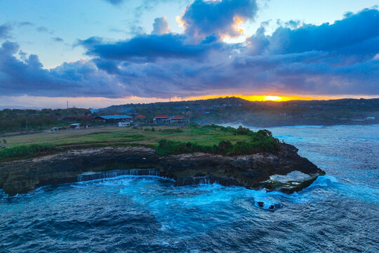 日出下的巴厘岛海岛风光