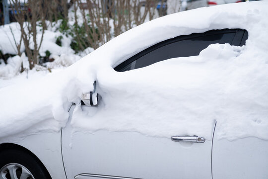 积雪覆盖的汽车