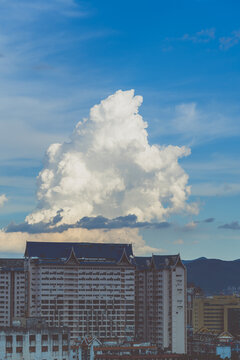 城市上空的云