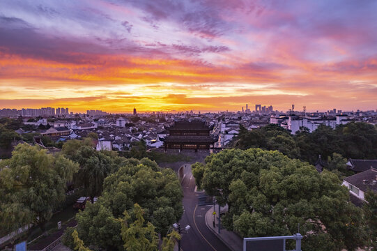 苏州古城区朝霞日出