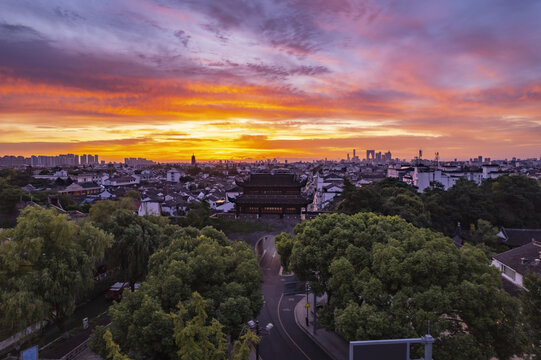 苏州古城区朝霞日出