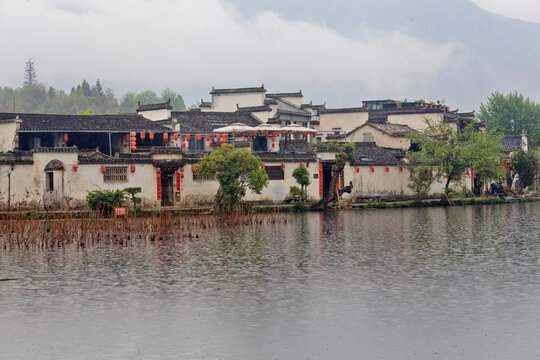 春雨中的宏村南湖