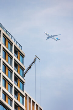 天空飞机低空飞行与地面建筑