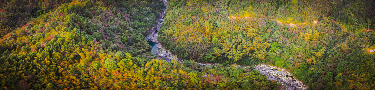 山涧溪流