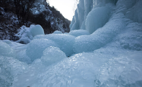 冬季冰天雪地里的冰柱