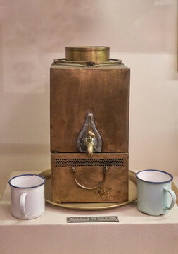 铜质保暖壶和搪瓷杯