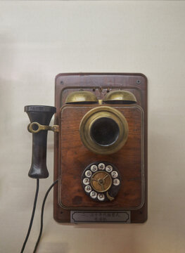 三十年代挂壁式电话机