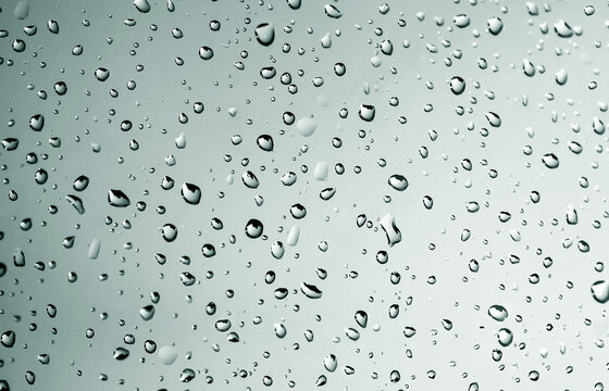 下雨天玻璃窗上的水珠水滴