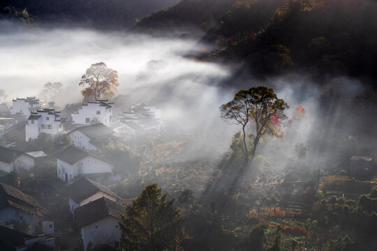 秋天皖南乡村晨雾风景