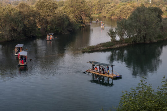 水乡乘船旅游图