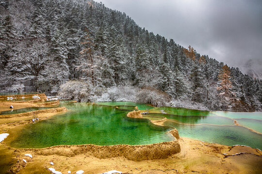 黄龙地表钙化景观