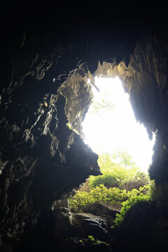 广西喀斯特地貌洞穴桂林朝天岩