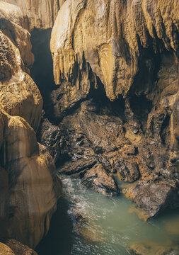 桂林永福乾龙天坑岩溶地貌地下河