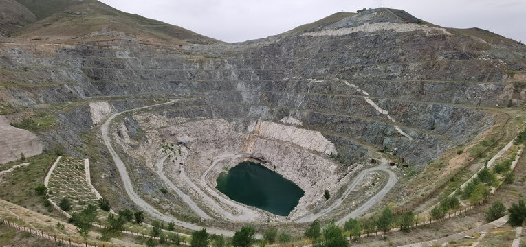 阿勒泰可可托海3号矿坑