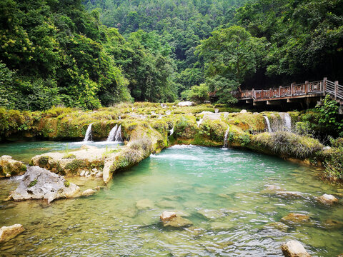 深山河流