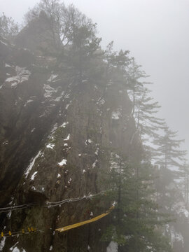 老君山登崖索道雾雪景