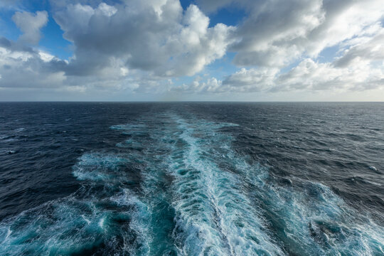 大西洋蓝天白云海浪风景